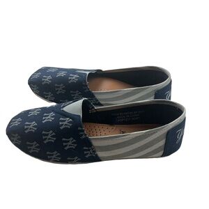 New York Yankees Womens Stripe Canvas Shoe Size M 7-8